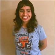 Professora de inglês ensina crianças, adolescentes e adultos